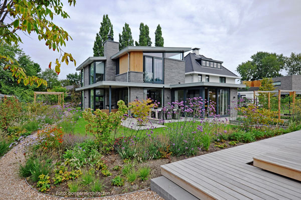 moderne villa met landelijke tuin