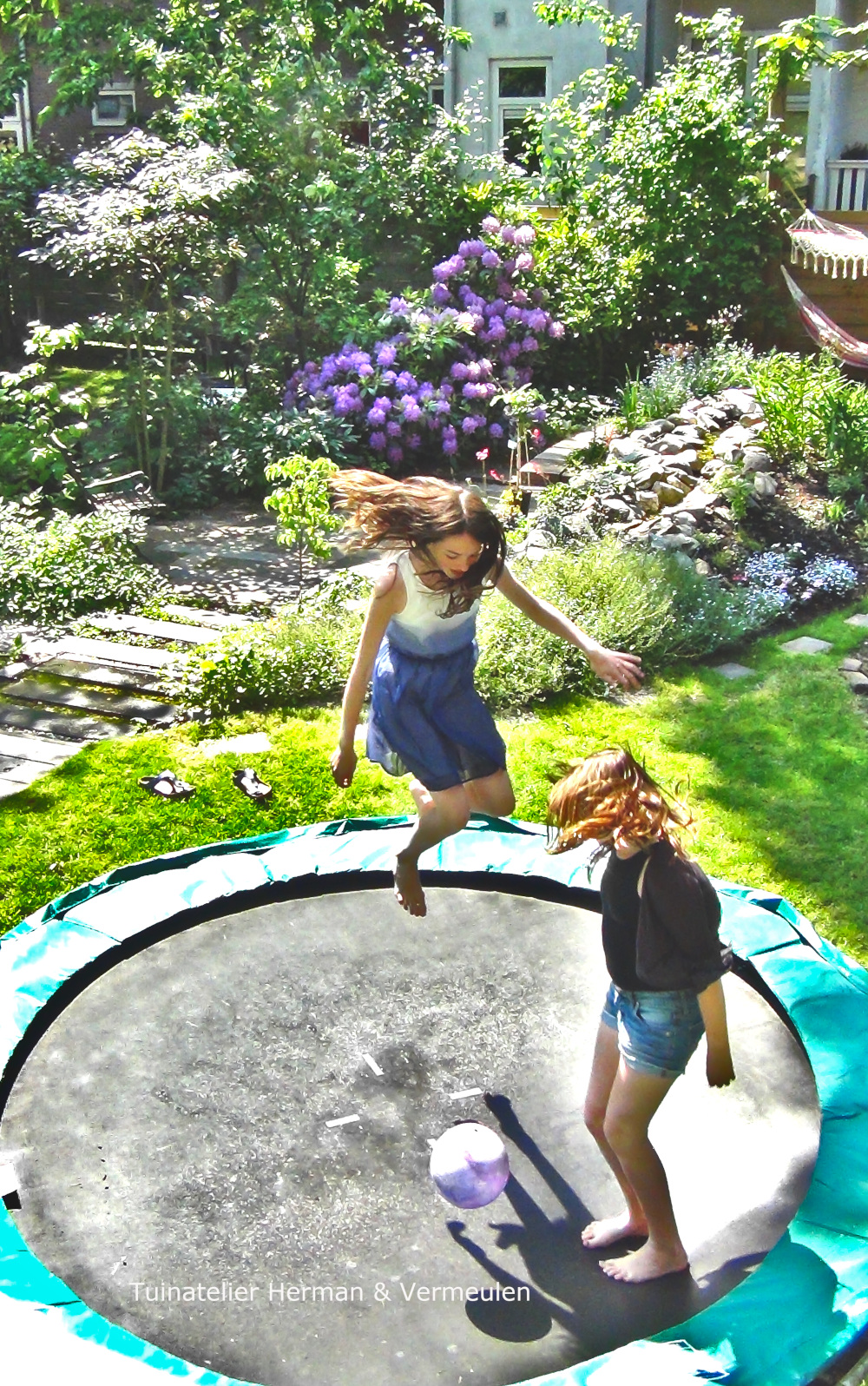 kindvriendelijke natuurlijke tuin met trampoline